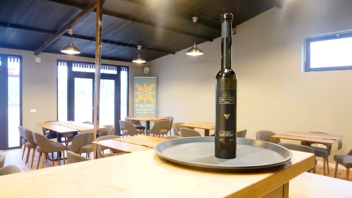 Sticlă pe tejgheaua de degustare